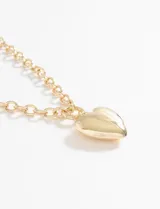 Collar con cadena de eslabones gruesos plateados y un dije colgante de corazón liso y pulido.