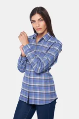 Camisa holgada a cuadros en tela de sarga, con cuello clásico, cierre frontal con botones y mangas largas con puños abotonados.