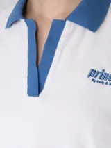Remera polo deportiva Prince de rizo blanca con cuello y mangas en azul. Fabricada en Portugal con 100% algodón, mangas y dobladillo inferior acanalados, cuello abierto y corte cuadrado.