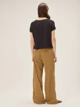 Pantalon de tiro medio alto, corte recto y amplio, con bolsillos delanteros y traseros, detalles de costuras visibles y confeccionado en mezcla de algodón y lyocell.