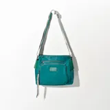 Bandolera verde petróleo con correa larga regulable y múltiples bolsillos con cierre.