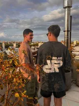 Remerón marrón con estampa geométrica en la espalda.