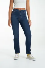 Jean de tiro alto color azul oscuro, de corte ajustado.