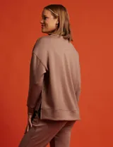 Buzo blanco de tejido elastizado, con pespunte central en la parte delantera y tajos laterales.