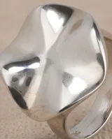 Anillo de plata 925 con diseño orgánico de forma irregular y superficie pulida.