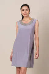 Vestido corto lila con bordado de lentejuelas en el escote, con chaqueta de tul a juego de mangas 3/4.