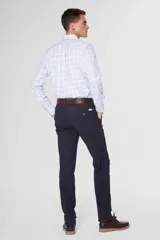 Pantalón de gabardina color marrón claro, corte slim fit, con bolsillos laterales y traseros. Se ajusta a la cintura con cinturón de cuero marrón.