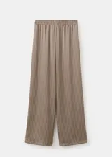 Pantalón plisado de corte ancho en color beige con sutiles rayas verticales, de tiro medio con cintura elástica.
