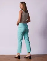 Pantalón verde esmeralda de gabardina elastizada, marca Zac & Rachel, de corte recto con pretina ancha pespunteada y largo al tobillo. Presenta bolsillos simulados.