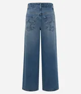 Pantalón de jean estilo wide leg con cintura media, cierre frontal con botón y bolsillos funcionales. Presenta un diseño de corte amplio y recto, con bordado de estrellas en los bolsillos traseros.