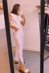 Pantalón cuadrillé beige confeccionado en popelina, con tajo de 25 cm en los laterales.