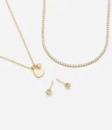 Conjunto de bijouterie color dorado compuesto por un collar de dos capas (una cadena fina con dije de corazón y un collar estilo tenis con circonitas) y un par de aros pequeños con circonita.