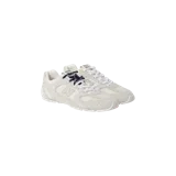 Championes New Balance x Miu Miu modelo 530, color blanco y marfil, con diseño de malla y superposiciones de gamuza. Incluyen cordones blancos y un juego adicional de cordones oscuros.