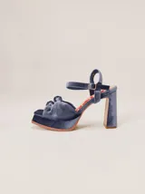 Sandalias de tacón alto Mutma en terciopelo color gris azulado, con plataforma delantera, doble nudo decorativo en la puntera y tira ajustable al talón.