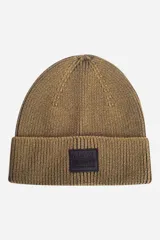 Gorro de lana color marrón con etiqueta negra con el logo de la marca en el frente. Tejido de punto acanalado.