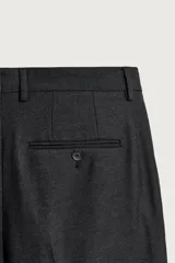 Pantalón de vestir regular fit color negro, con pliegues frontales y cierre con cremallera y botón.