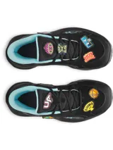 Championes de básquetbol Under Armour modelo Jet 25, color negro con detalles en celeste. Presentan una parte superior de materiales mixtos, cuello acolchado para mayor sujeción y entresuela Micro G para una pisada reactiva. Incluyen parches extraíbles con velcro para personalizar el diseño.