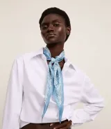 Pañuelo triangular de satén color celeste con estampado paisley en blanco.