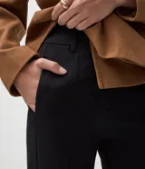 Pantalón skinny de mujer con pliegues delanteros y cintura estructurada, confeccionado en una mezcla de viscosa, poliamida y elastano.