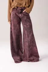 Pantalón jean wide leg de tiro alto, color azul denim con paneles laterales blancos.