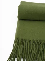 Pashmina de textura suave en color gris, con diseño rectangular y terminaciones con flecos en los extremos.