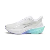 Championes de running Puma Darter Pro Fade, color blanco con detalles en degradado de violeta a turquesa en la entresuela. Presentan tecnología PROFOAM para mayor amortiguación, capellada de malla transpirable y logo lateral plateado.