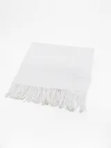 Pashmina de textura suave y ligera, color blanco, con terminación de flecos en los extremos.