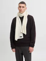 Bufanda de punto color blanco crema, con diseño liso y etiqueta de la marca Jack & Jones en uno de los extremos.