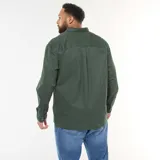 Sobrecamisa de algodón en color verde oscuro, con cierre frontal de botones, cuello clásico y un bolsillo aplicado en el pecho.