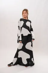 Pollera larga de punto con estampa de vaca en blanco y negro, con tajo lateral.