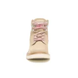Bota de cuero nubuck color beige con detalles en blanco y cordones jaspeados en rosa y blanco. Presenta cuello acolchado, suela de goma dentada y logo de la marca en el lateral y la lengüeta.