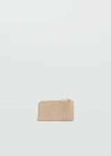 Porta documentos tipo tarjetero de efecto piel en color beige, con cierre de cremallera superior, llavero incorporado y ranuras para tarjetas.