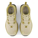 Championes New Balance modelo Garoé V2, color beige y verde oliva con el logo "N" en tono amarillo. Cuenta con tecnología Fresh Foam X en la entresuela, suela AT Tread para tracción todoterreno y capellada sintética sin costuras.