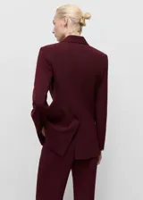 Americana de corte recto y diseño estructurado en color bordó. Presenta cuello con solapas de muesca, cierre frontal con botón, bolsillos laterales con solapa y un bolsillo de ribete en el pecho. Incluye forro interior completo y mangas largas.