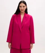 Blazer sastre de corte alargado y diseño minimalista sin botones. Presenta cuello con solapas clásicas, mangas largas y bolsillos laterales tipo vivo. Confeccionado en tejido estructurado con forro interior.