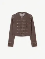 Chaqueta estilo militar de denim color marrón, con cuello redondo, cierre frontal y detalle de botones decorativos en el frente y en los puños.
