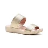 Sandalias bajas color beige con dos tiras anchas de cuero sintético sobre el empeine y plantilla acolchada con tecnología Low Impact.