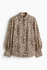 Camisa de mezcla de viscosa con estampado de leopardo, cuello clásico, botones ocultos en la parte delantera y mangas largas abullonadas con puños anchos.