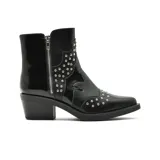 Bota corta de estilo western en color negro, con acabado brillante y mate. Presenta detalles de tachas metálicas plateadas en la puntera y en el lateral, cierre lateral plateado y taco cuadrado.