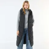Chaleco largo tipo puffer en color negro, con diseño acolchado, cierre frontal completo y capucha ajustable con cordones. Cuenta con bolsillos laterales y un corte recto hasta la rodilla.
