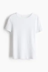 Remera blanca de manga corta con cuello redondo, confeccionada en tejido de punto acanalado.
