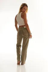 Pantalón de jean verde con corte recto y diseño de costuras diagonales en la parte delantera.