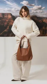 Cartera tipo shopper de símil cuero color beige, con diseño espacioso, doble asa de hombro y monedero desmontable a tono incluido.