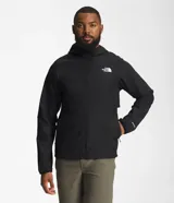 Campera negra con capucha, resistente al viento, con cierre frontal y bolsillos laterales. Logotipo de The North Face estampado en blanco en el pecho y en la espalda.