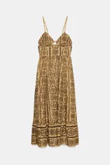 Vestido midi de broderie en tonos mostaza y marrón, con escote en V, tirantes finos ajustables, abertura cut-out en la cintura y espalda con nido de abeja elástico.