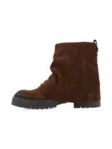 Bota de caña media en cuero gamuza color marrón, con diseño fruncido y suela track negra de caucho.