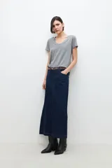 Remera gris melange de manga corta con escote en V.