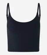 Top deportivo negro de poliamida con breteles finos, copas removibles y diseño alargado.