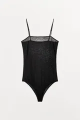 Body liso de color negro confeccionado en hilatura con lana, con escote recto y tirantes finos ajustables.