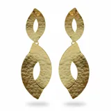 Aros colgantes artesanales de bronce enchapado en oro, con diseño geométrico texturizado de doble pieza alargada.